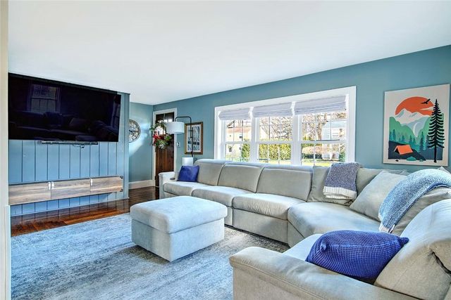 4 Hillcrest Avenue, Smithfield, RI 02828