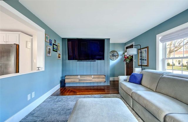 4 Hillcrest Avenue, Smithfield, RI 02828