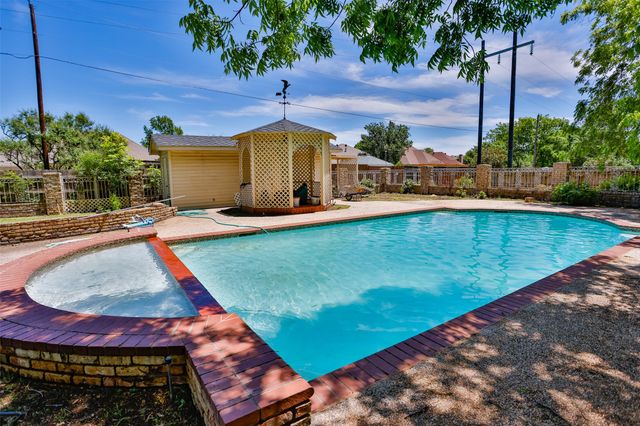 1010 Aspen Road, Gainesville, TX 76240