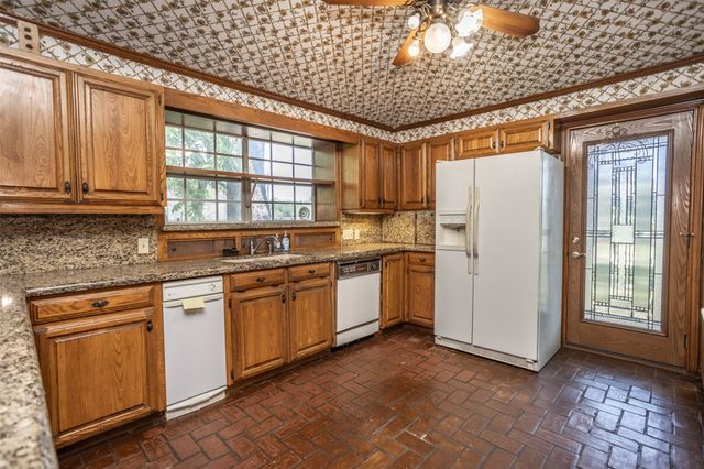 1010 Aspen Road, Gainesville, TX 76240