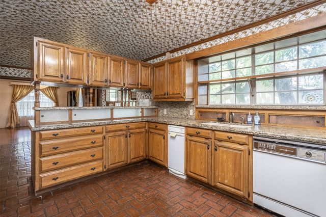 1010 Aspen Road, Gainesville, TX 76240