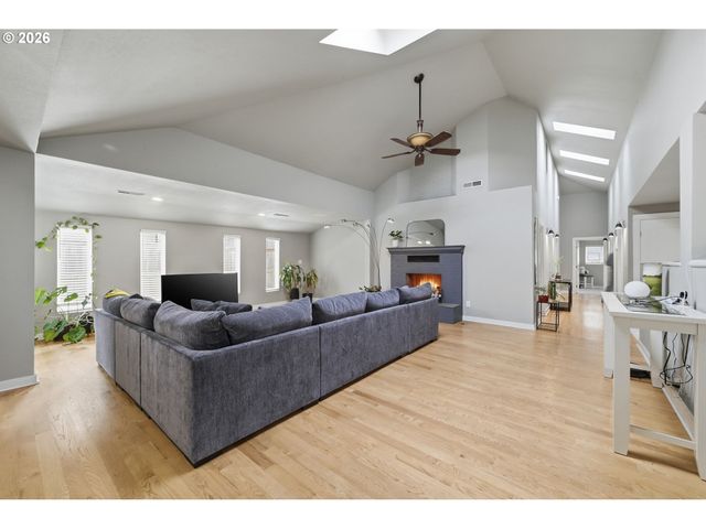 1271 ARCADIA Dr, Eugene, OR 97401