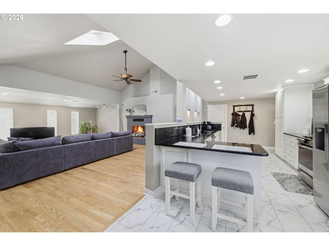 1271 ARCADIA Dr, Eugene, OR 97401