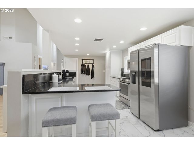 1271 ARCADIA Dr, Eugene, OR 97401