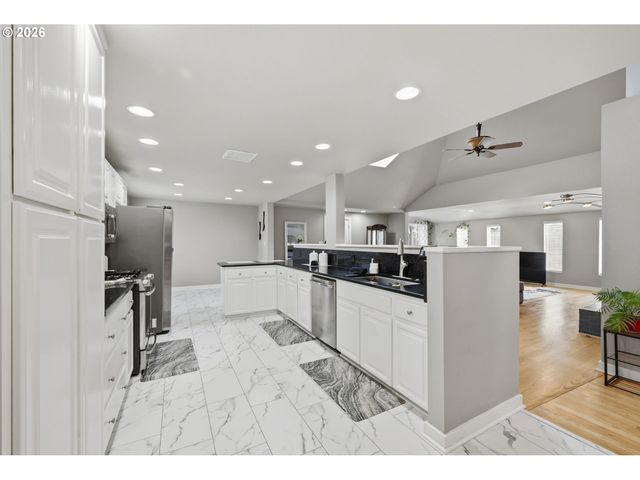 1271 ARCADIA Dr, Eugene, OR 97401