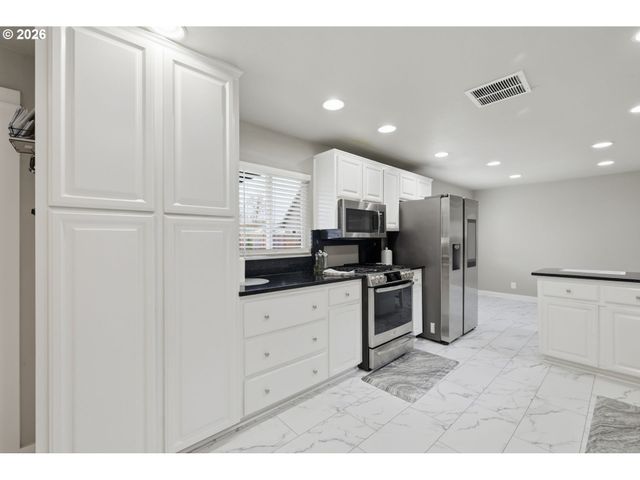 1271 ARCADIA Dr, Eugene, OR 97401