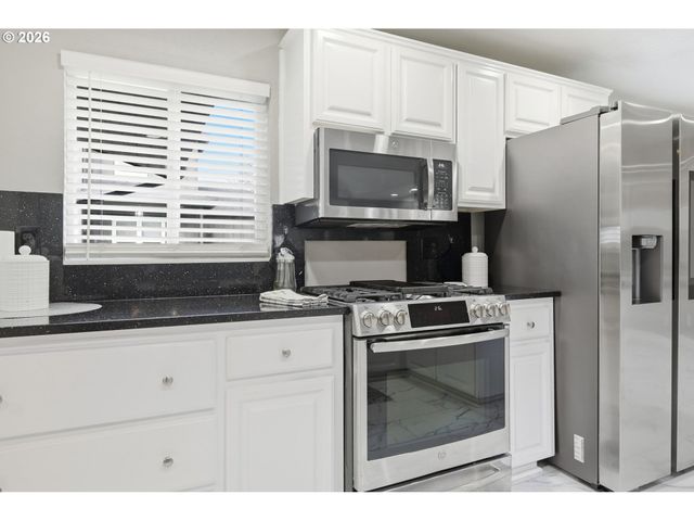 1271 ARCADIA Dr, Eugene, OR 97401