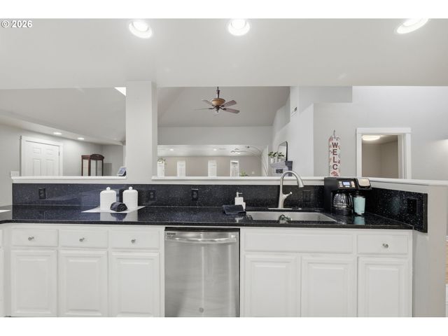 1271 ARCADIA Dr, Eugene, OR 97401