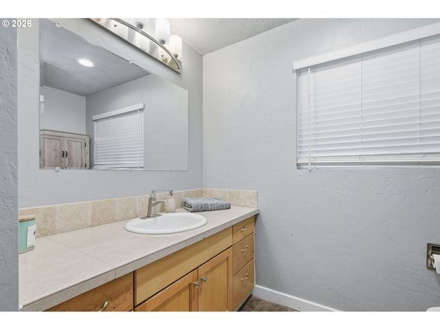 1271 ARCADIA Dr, Eugene, OR 97401