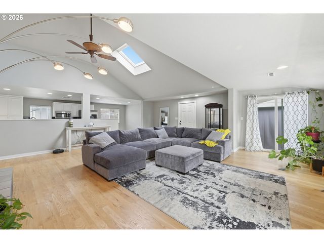 1271 ARCADIA Dr, Eugene, OR 97401