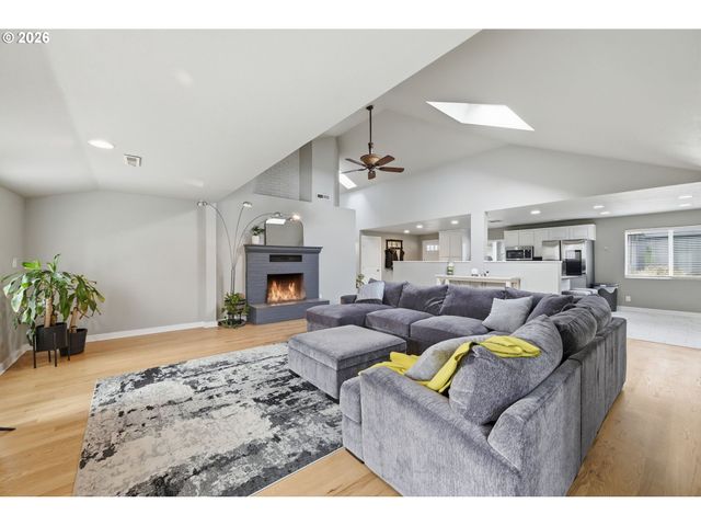 1271 ARCADIA Dr, Eugene, OR 97401