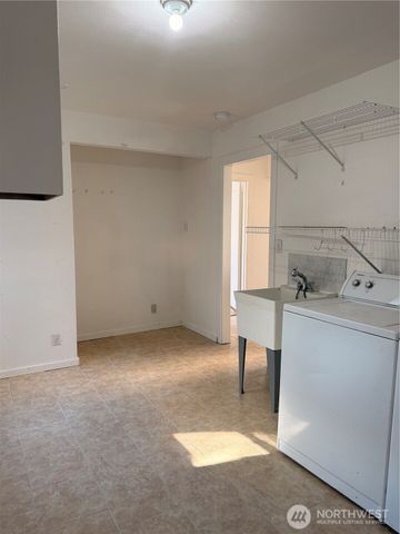 8711 Lawndale Avenue SW, Lakewood, WA 98498