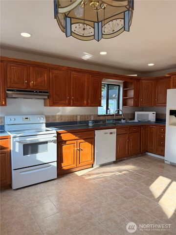 8711 Lawndale Avenue SW, Lakewood, WA 98498
