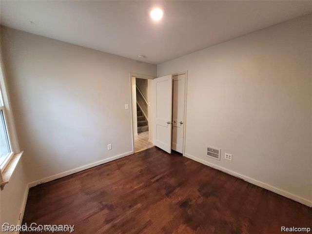 18729 Elkhart Street, Harper Woods, MI 48225