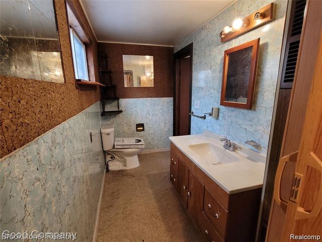 18729 Elkhart Street, Harper Woods, MI 48225