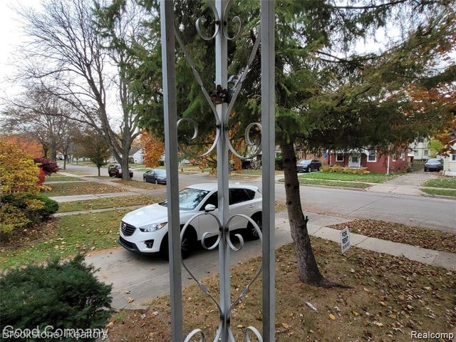 18729 Elkhart Street, Harper Woods, MI 48225