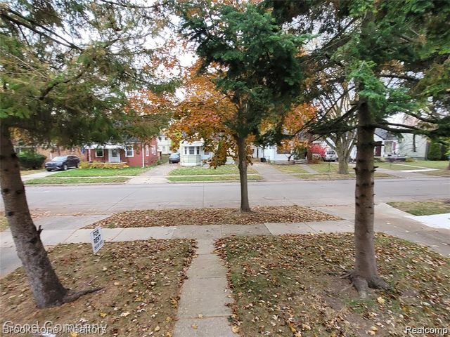 18729 Elkhart Street, Harper Woods, MI 48225