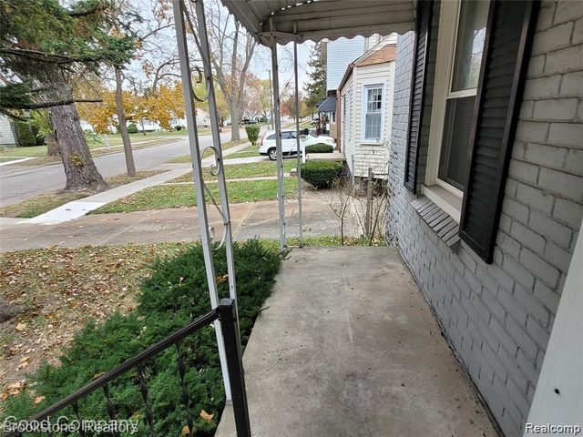18729 Elkhart Street, Harper Woods, MI 48225