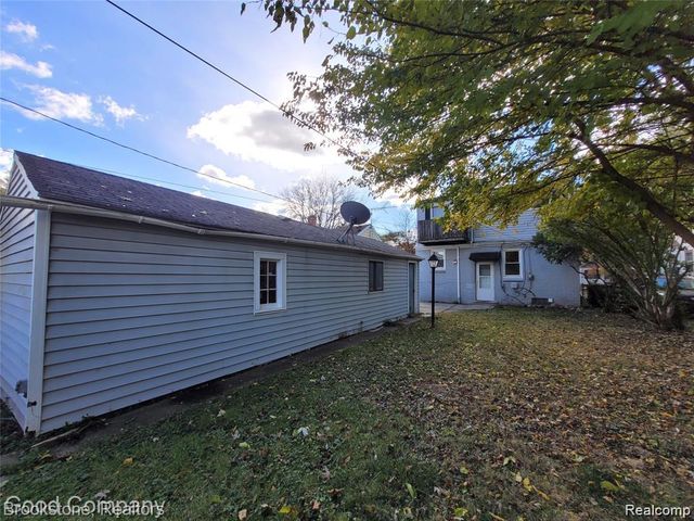 18729 Elkhart Street, Harper Woods, MI 48225