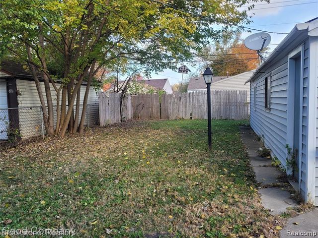 18729 Elkhart Street, Harper Woods, MI 48225