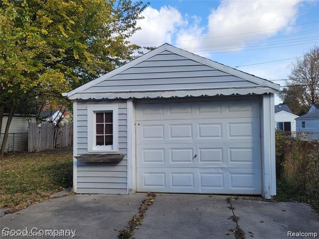 18729 Elkhart Street, Harper Woods, MI 48225