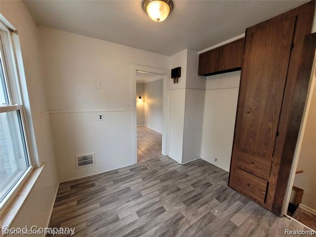 18729 Elkhart Street, Harper Woods, MI 48225