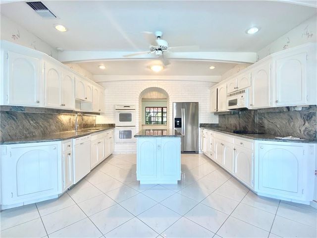 71 Bay Colony Drive, Fort Lauderdale, FL 33308