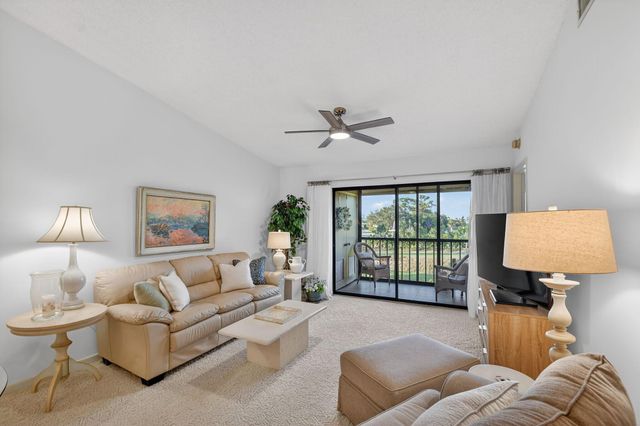 4542 Lucerne Lakes Boulevard E 202, Lake Worth, FL 33467