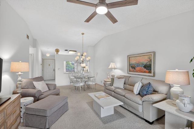 4542 Lucerne Lakes Boulevard E 202, Lake Worth, FL 33467