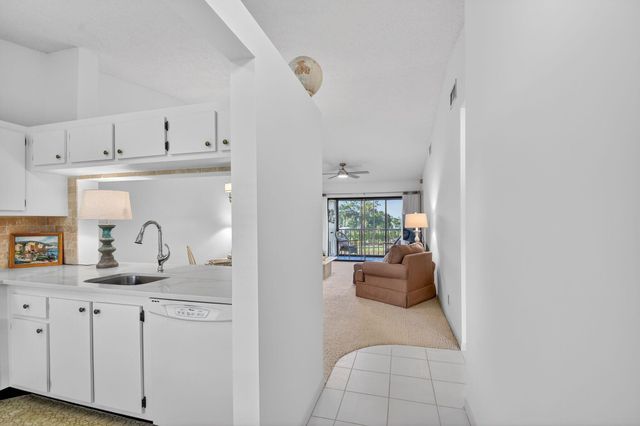 4542 Lucerne Lakes Boulevard E 202, Lake Worth, FL 33467