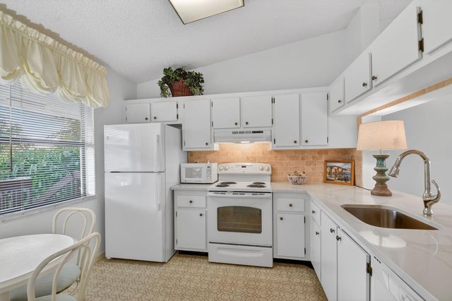 4542 Lucerne Lakes Boulevard E 202, Lake Worth, FL 33467