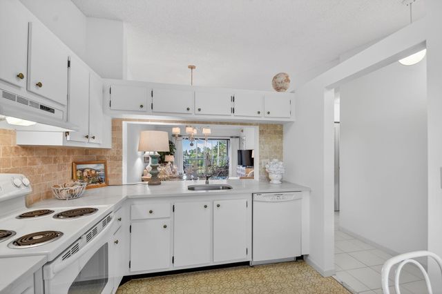 4542 Lucerne Lakes Boulevard E 202, Lake Worth, FL 33467