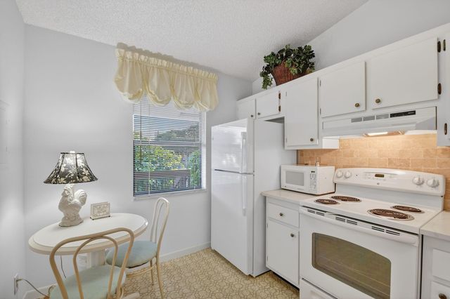 4542 Lucerne Lakes Boulevard E 202, Lake Worth, FL 33467