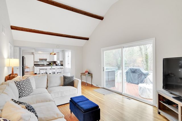 6 Flanagan Dr, Framingham, MA 01701