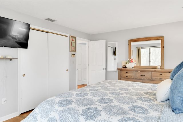 6 Flanagan Dr, Framingham, MA 01701