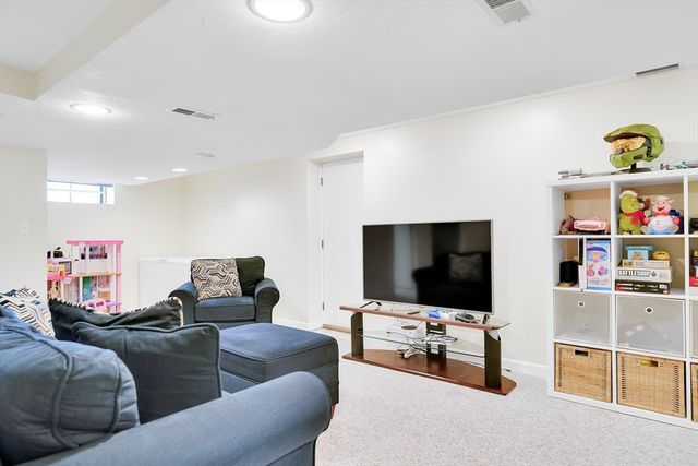 6 Flanagan Dr, Framingham, MA 01701