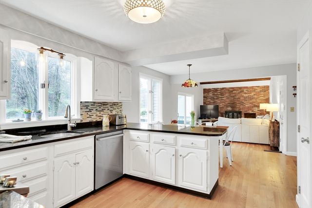 6 Flanagan Dr, Framingham, MA 01701