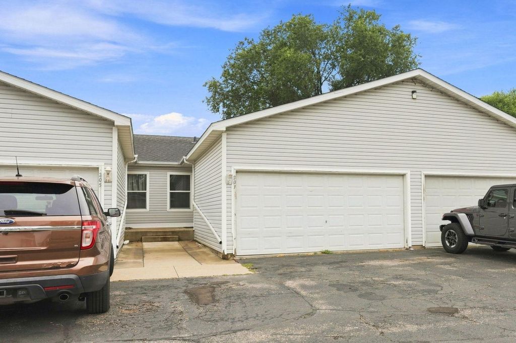207 Shawnee Trail, Shakopee, MN 55379 — exterior