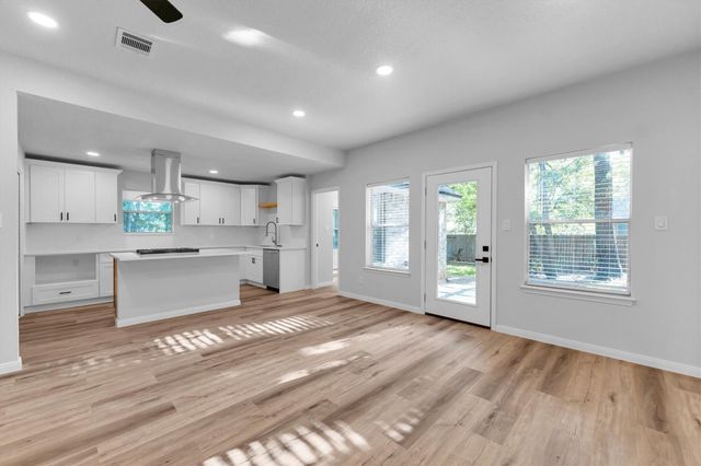128 E Park Drive, Conroe, TX 77356