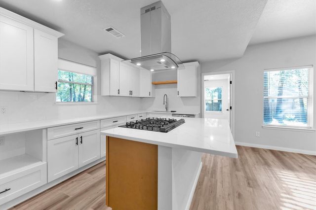 128 E Park Drive, Conroe, TX 77356