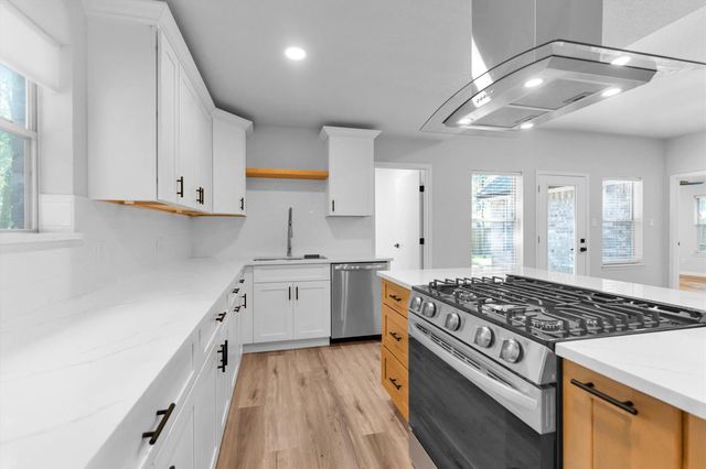 128 E Park Drive, Conroe, TX 77356