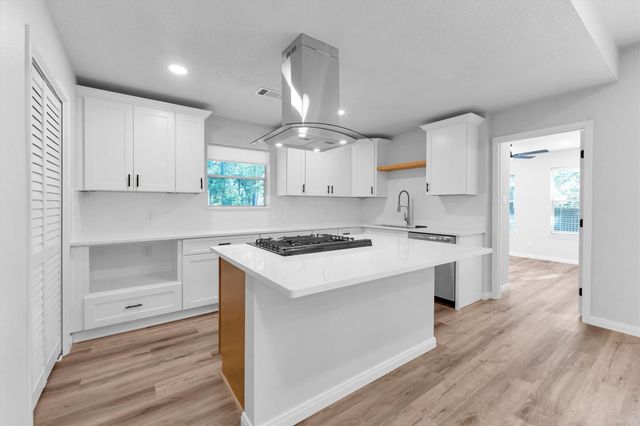 128 E Park Drive, Conroe, TX 77356