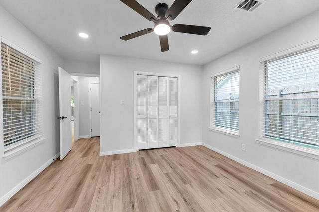 128 E Park Drive, Conroe, TX 77356