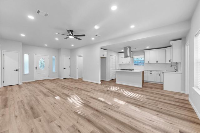 128 E Park Drive, Conroe, TX 77356