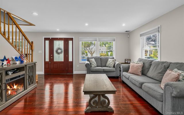 432 Argyle Road, Mineola, NY 11501