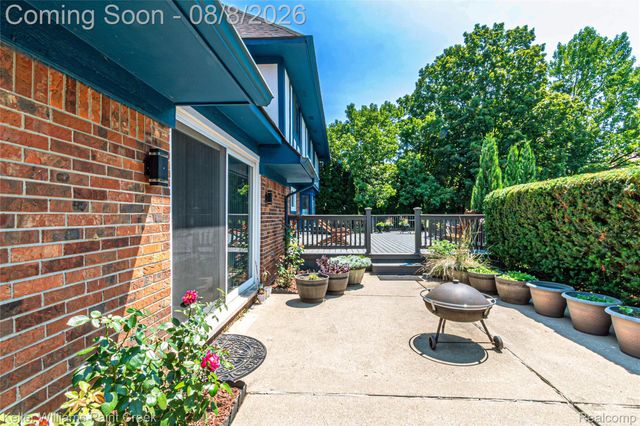 22577 Shadowglen Drive, Farmington Hills, MI 48335