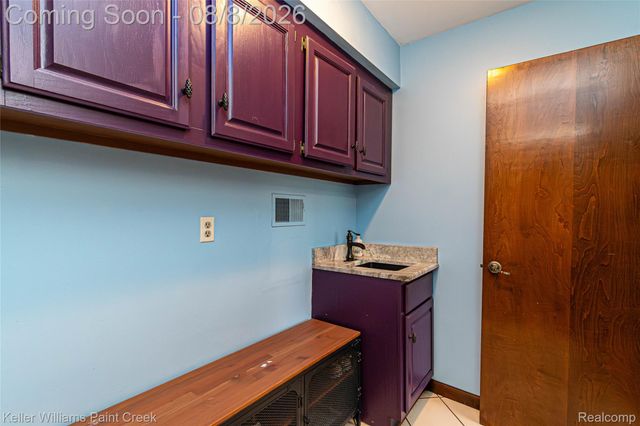 22577 Shadowglen Drive, Farmington Hills, MI 48335