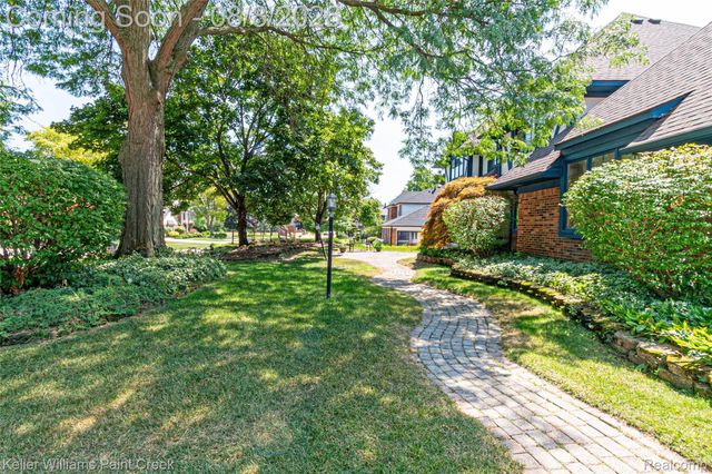 22577 Shadowglen Drive, Farmington Hills, MI 48335