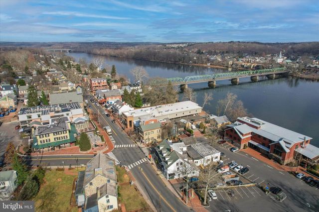 16 HOLCOMBE GROVE RD, Lambertville, NJ 08530