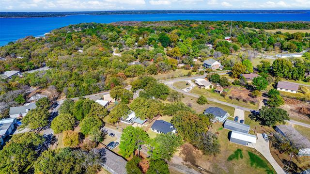 56 Crappie Crescent Road, Pottsboro, TX 75076